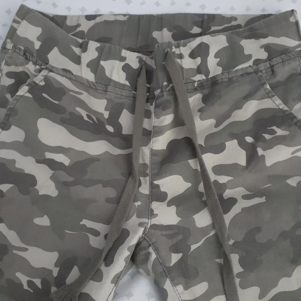 V.I.P. | Women's Camo Jeggings (size 9/10)